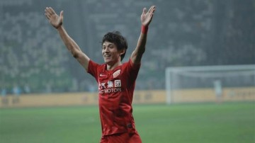 99贵宾会官网-36 岁 “老黄忠” 王燊超再战一年，“带刀侍卫”靠啥关键时刻总能进球？